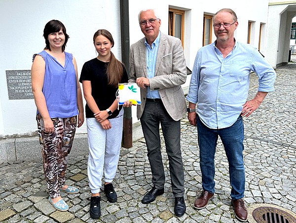 Ein Kunstwerk von einer Schülerin der Heimvolksschule für den Bürgermeister