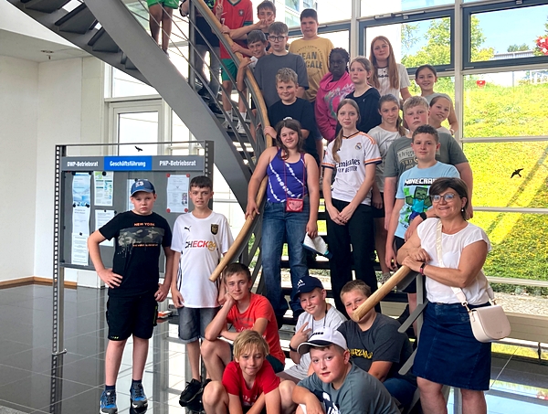 Schülerinnen und Schüler von der Heimvolksschule zu Besuch im Medienzentrum