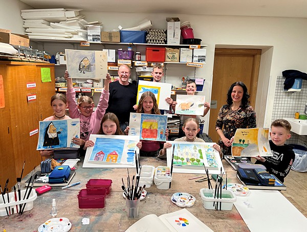 Farbenfrohe Aquarelle bei den KinderKunstWelten der Heimvolksschule