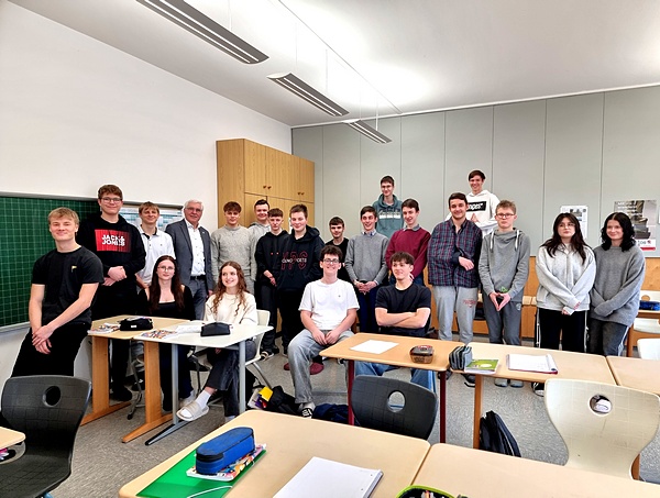 Fürstenzeller Bürgermeister zu Besuch in der Klasse 10m der Heimvolksschule