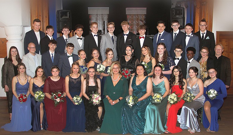 Schüler der 9. Klassen mit Rektor Max Lehner, Konrektorin Isabella Bauhuber sowie den Klassenleitern Ines Kasseckert und David Kast.