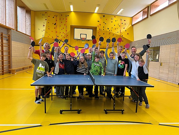 Eine neue Tischtennisplatte und Schläger für die Heimvolksschule