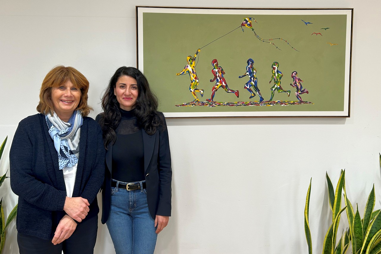 Gudrun Seegerer hatte das Bild „Farben der Zukunft“ der Künstlerin Jessica Ihle ersteigert und nun Homeira Leopoldsberger, stv. Gesamtleiterin von St. Maria Fürstenzell, geschenkt.