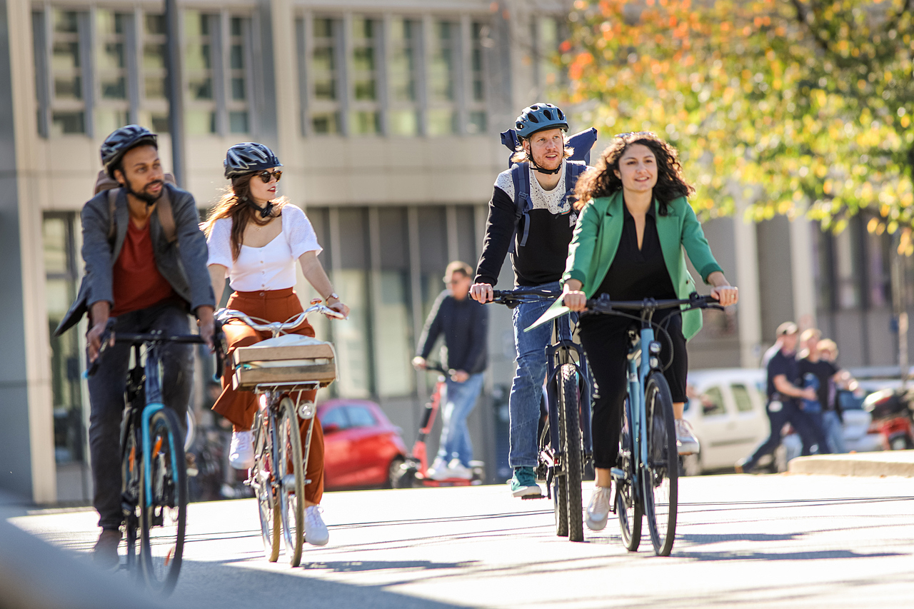 Eine Gruppe Radfahrer in der Stadt.