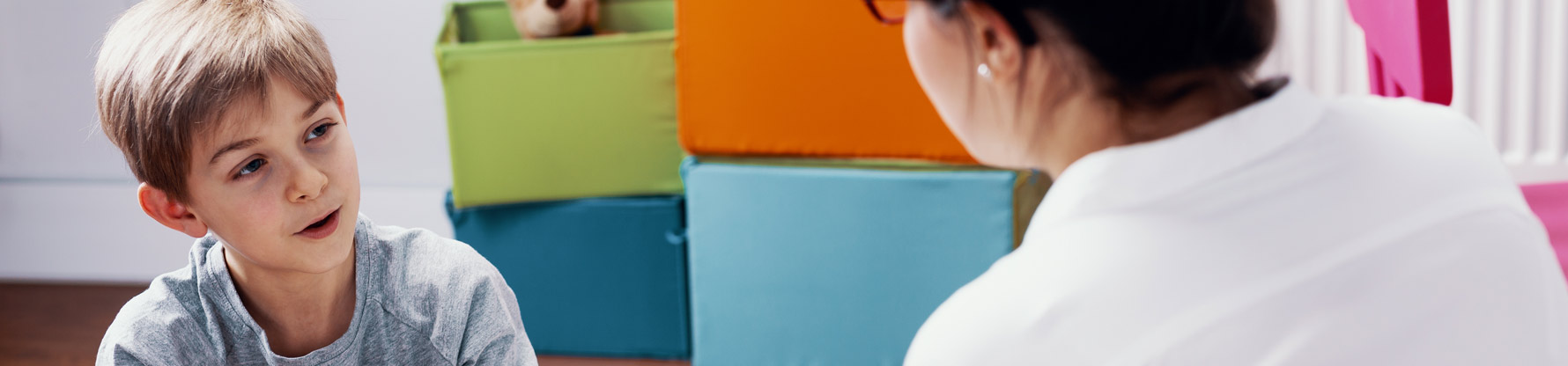 Ein Junge redet mit einem Erwachsenen