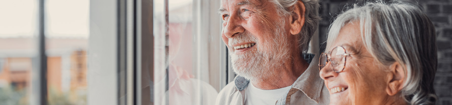 Zwei Rentner schauen aus dem Fenster