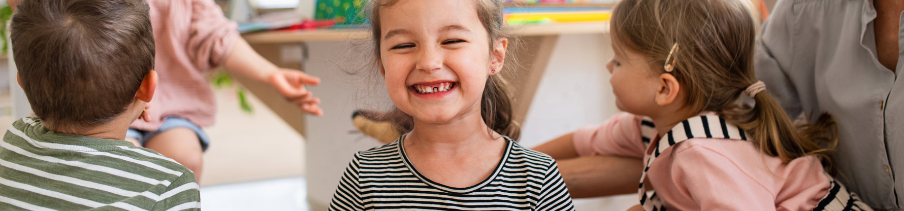 Ein Mädchen grinst in die Kamera